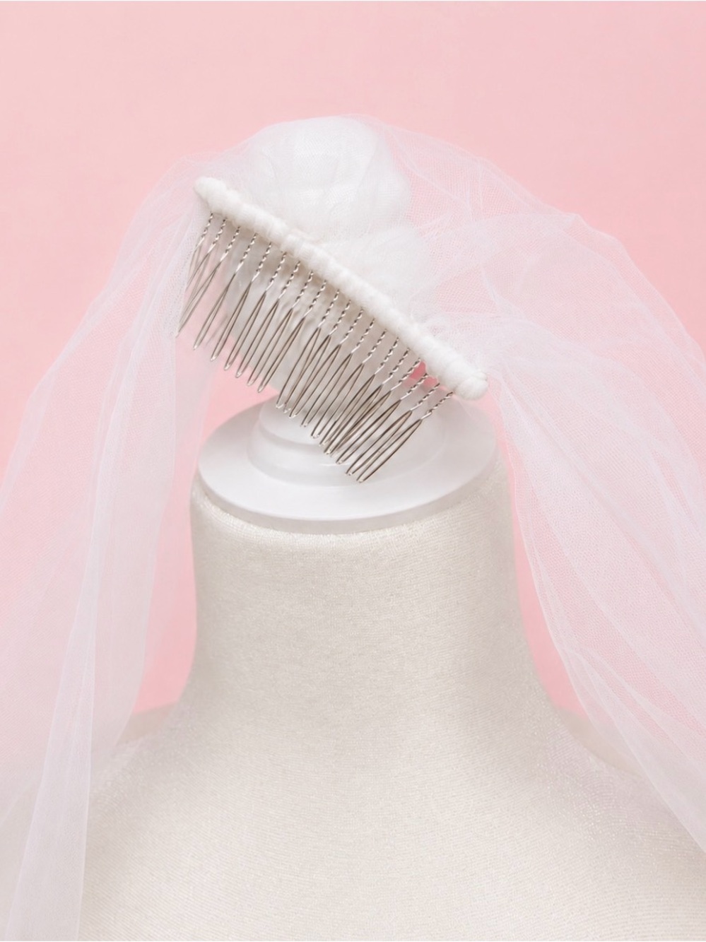 🪻🪻Elegant White Wedding Veil with Floral and Pearl Details - Picture 5 of 7